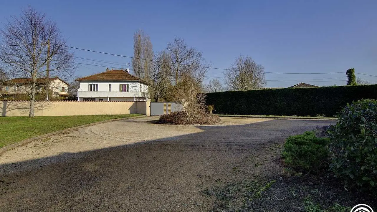 L'accès au gîte se fait par un portail sécurisé qui mène à la cour privée au gîte.