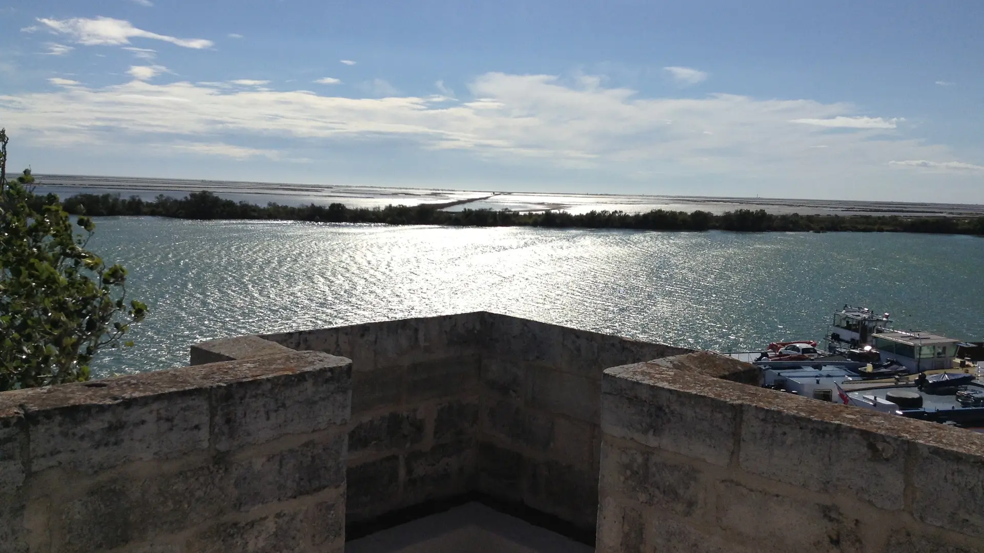 Vue sur les salins de Salin de Giraud depuis la terrasse de la Tour Saint Louis