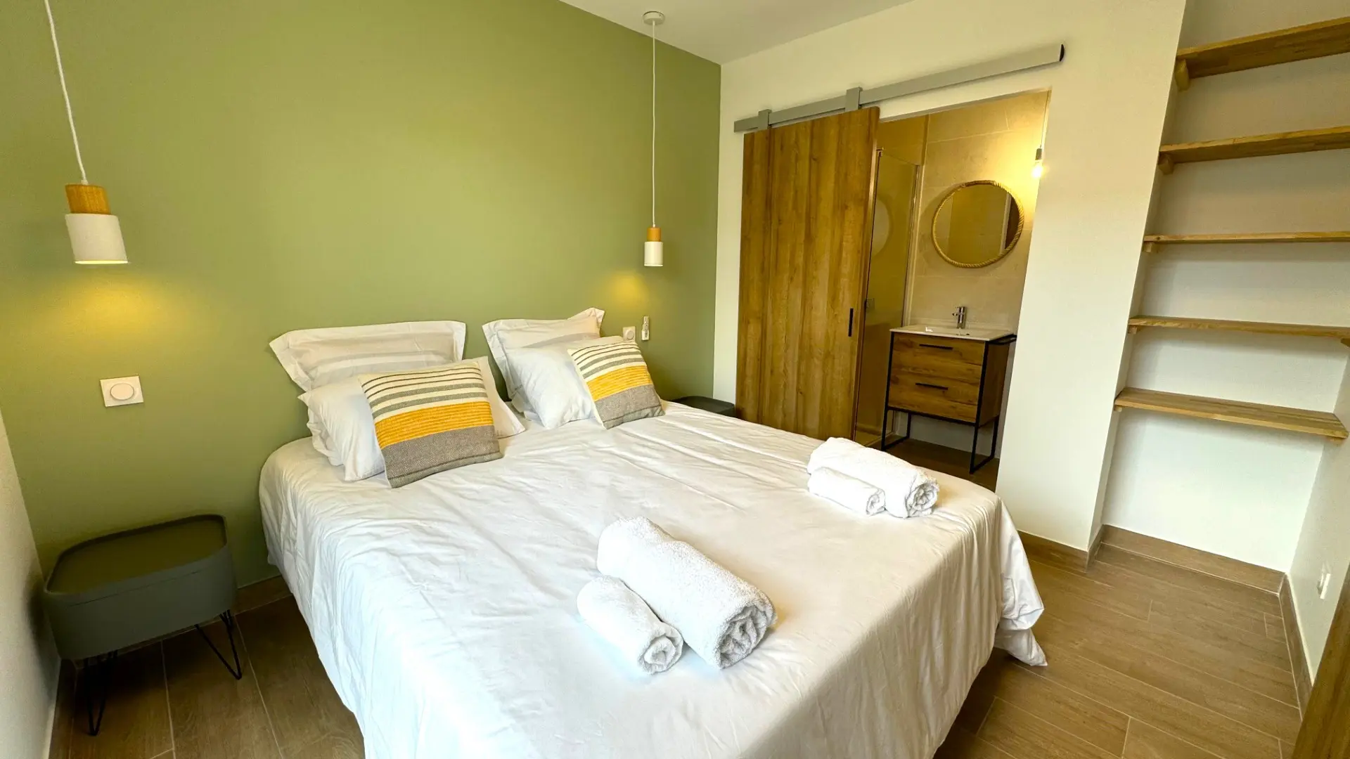 Daya Lodge - Lodge nature_L'Isle-sur-la-Sorgue chambre grand lit