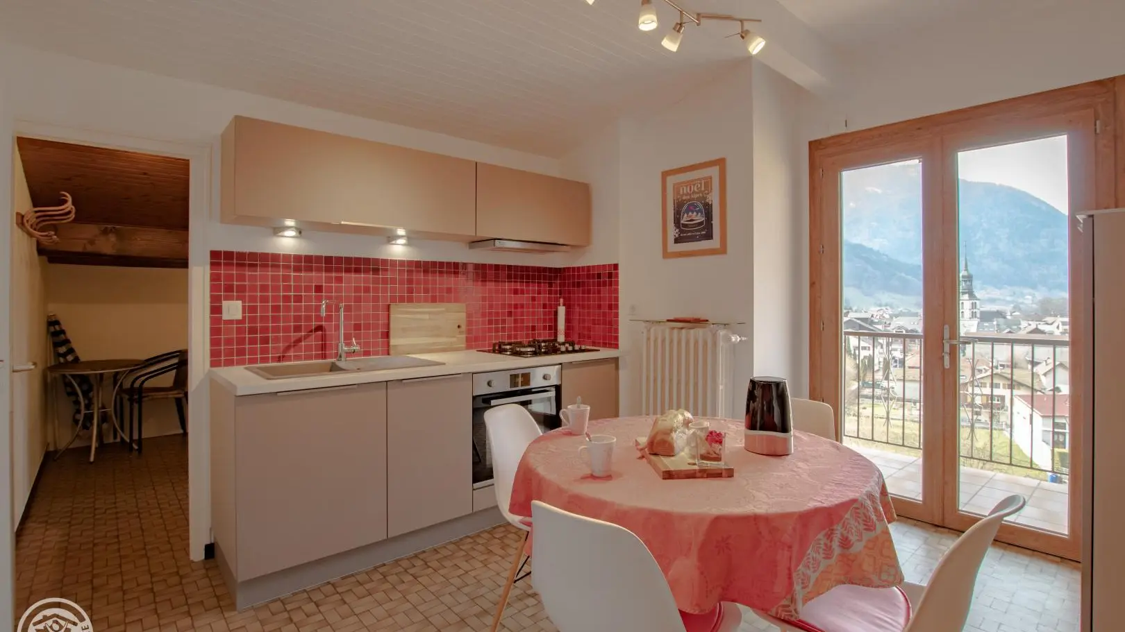 Cuisine avec accès au débarras et à la salle de bain.