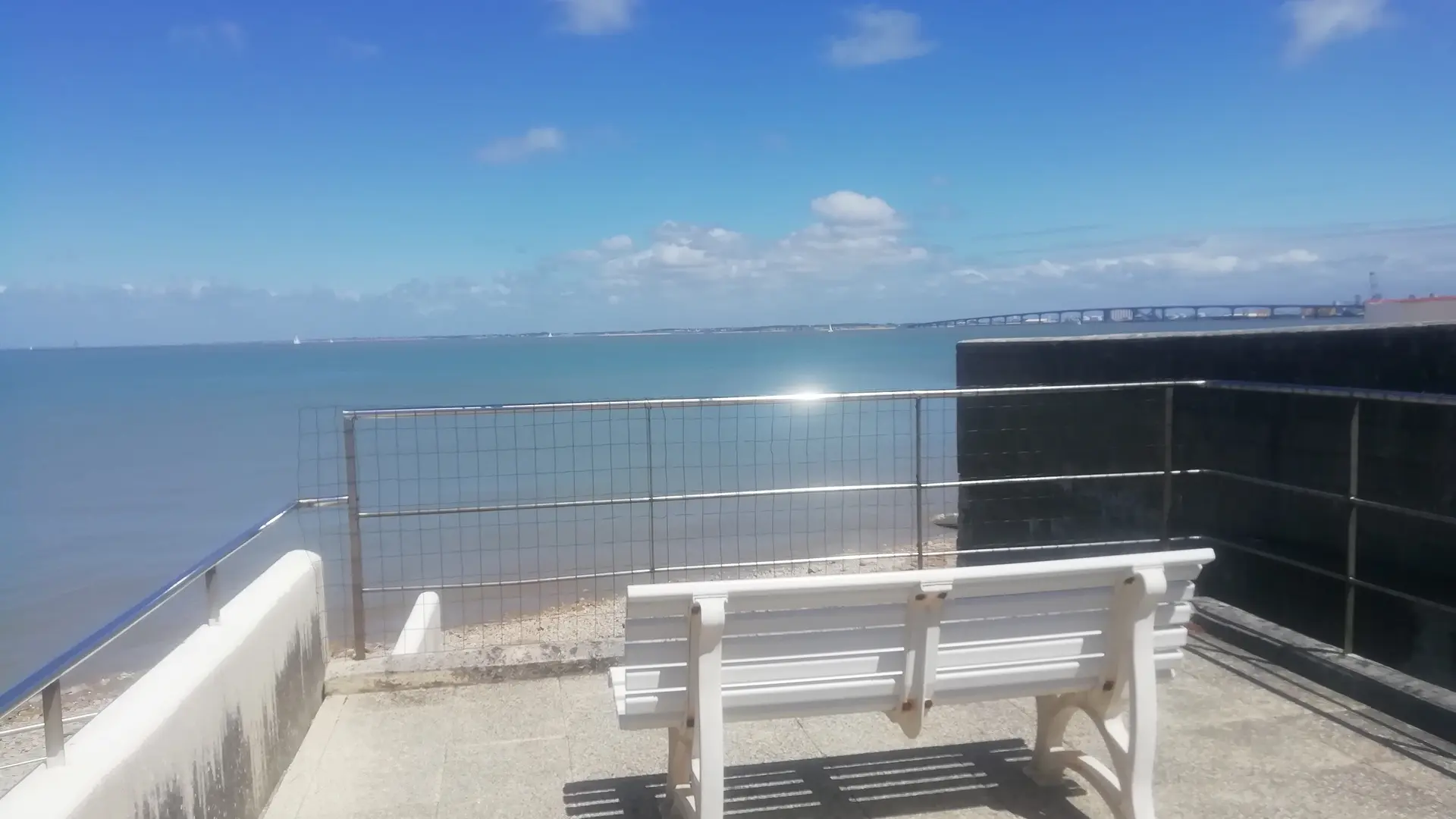 Terrasse en surplomb de l'océan