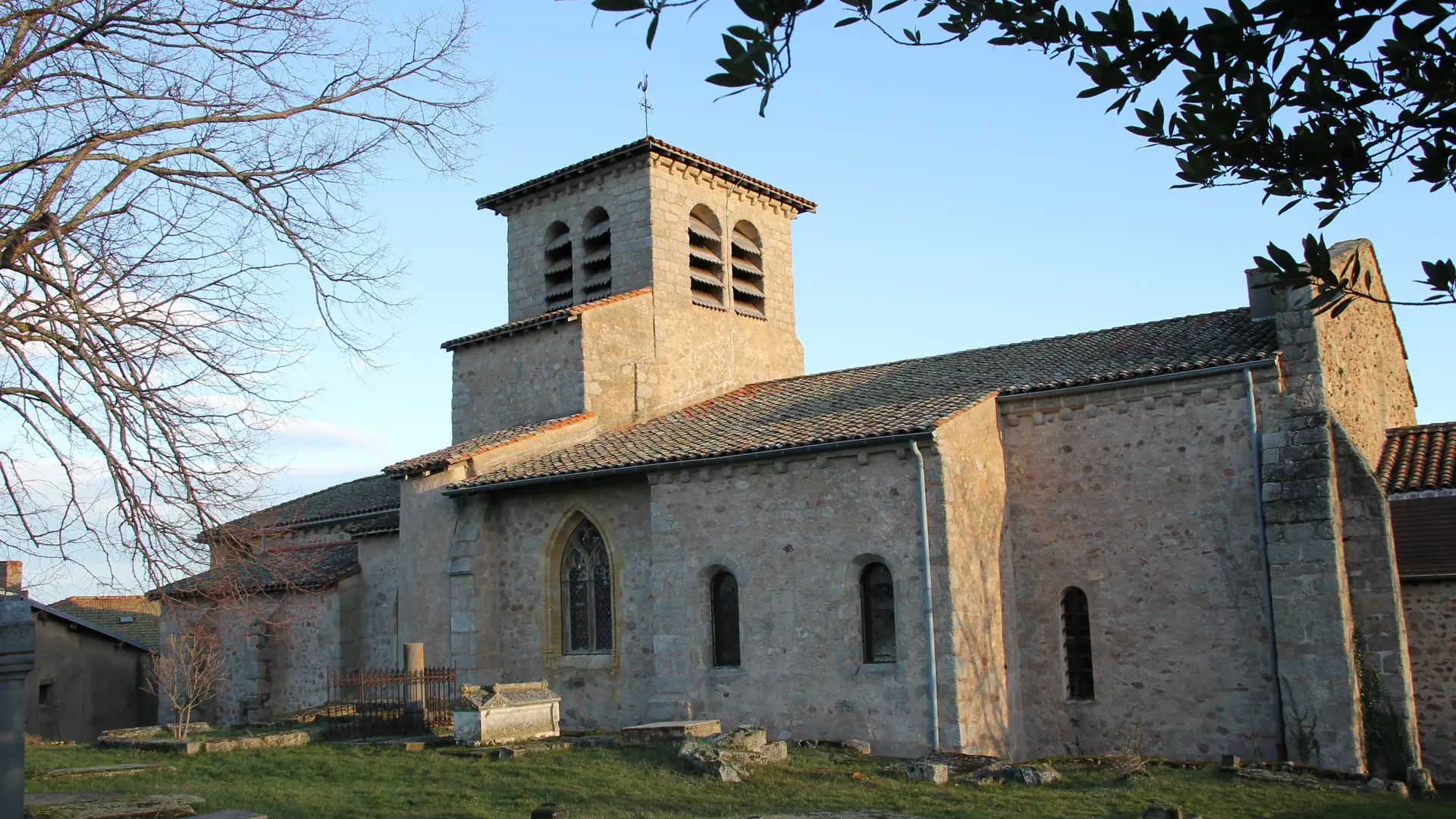 L'église et le Vieux cimetière.JPG