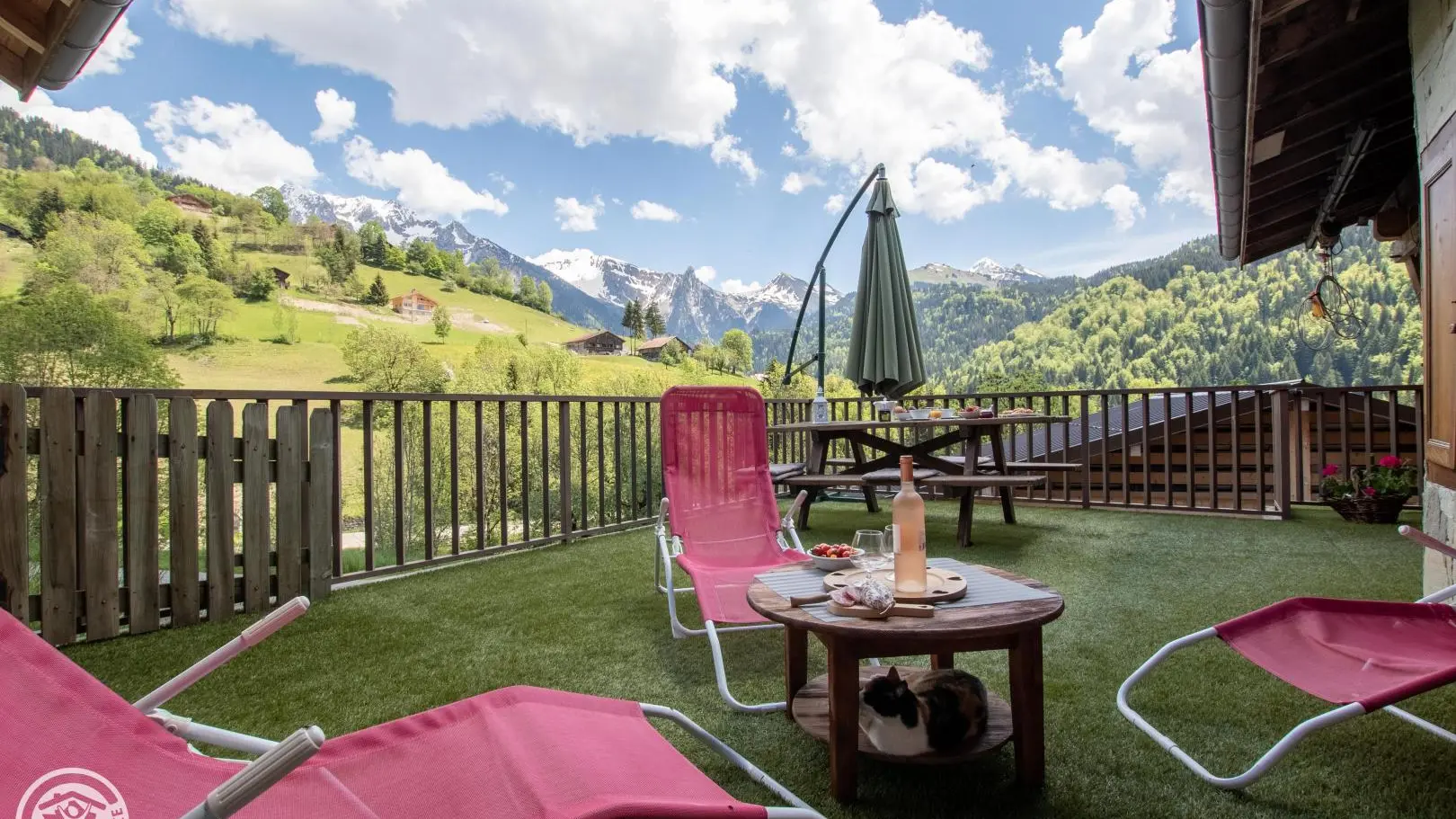 Agréable terrasse avec chaises longues