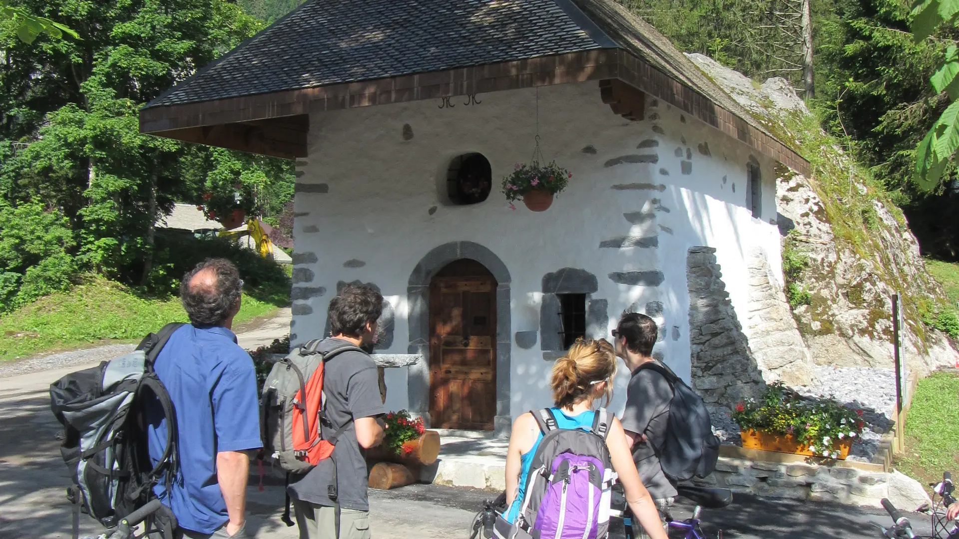 Chapelle de Très-les-Pierres, sentier des bords de Dranse