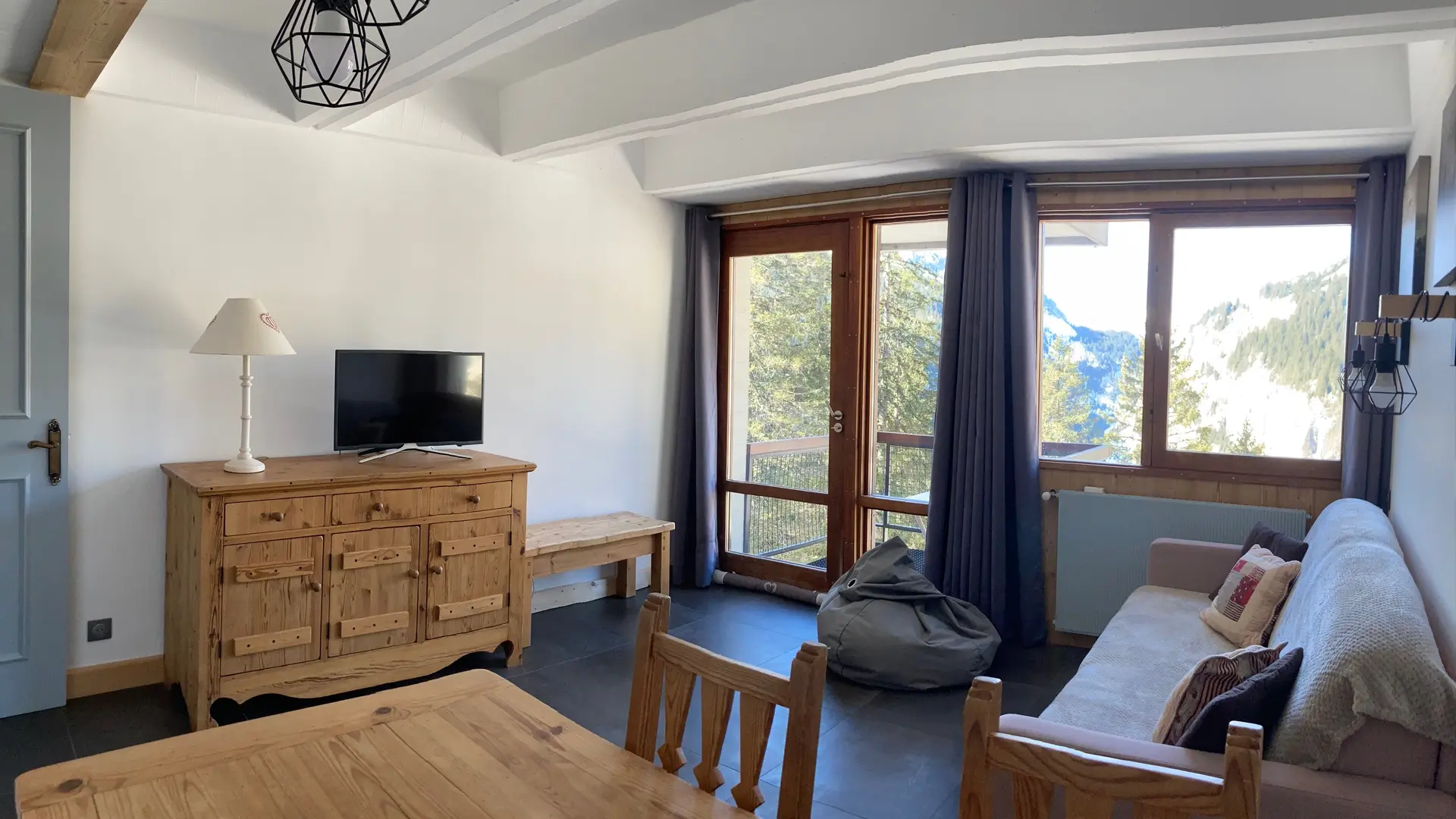 Salon avec canapé convertible en 160cm