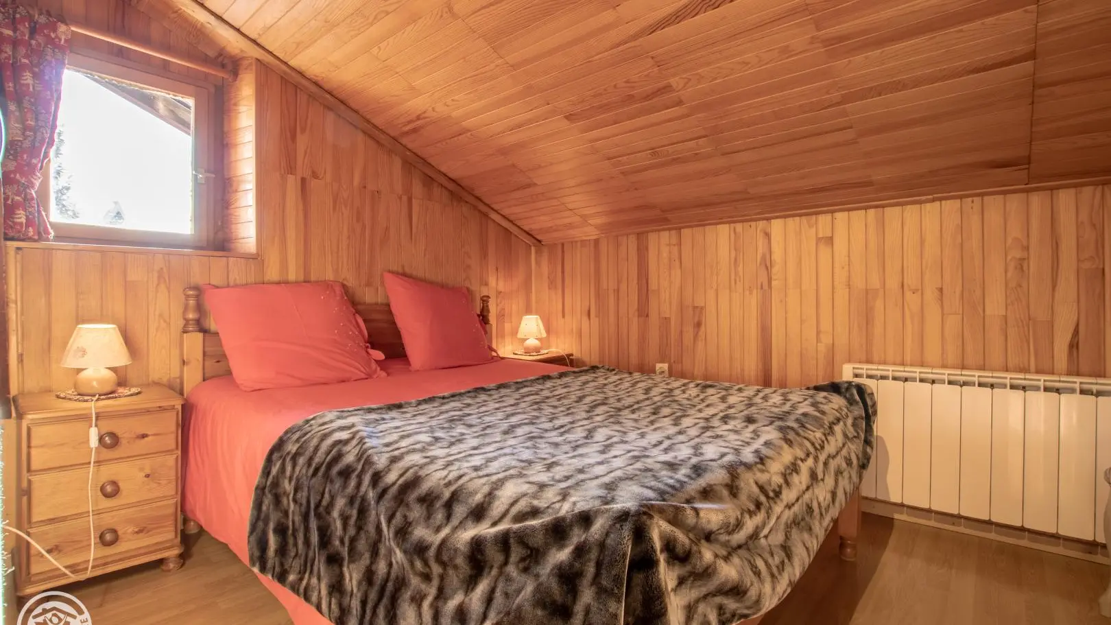 A l'étage, chambre 1, 1 lit 140cm.