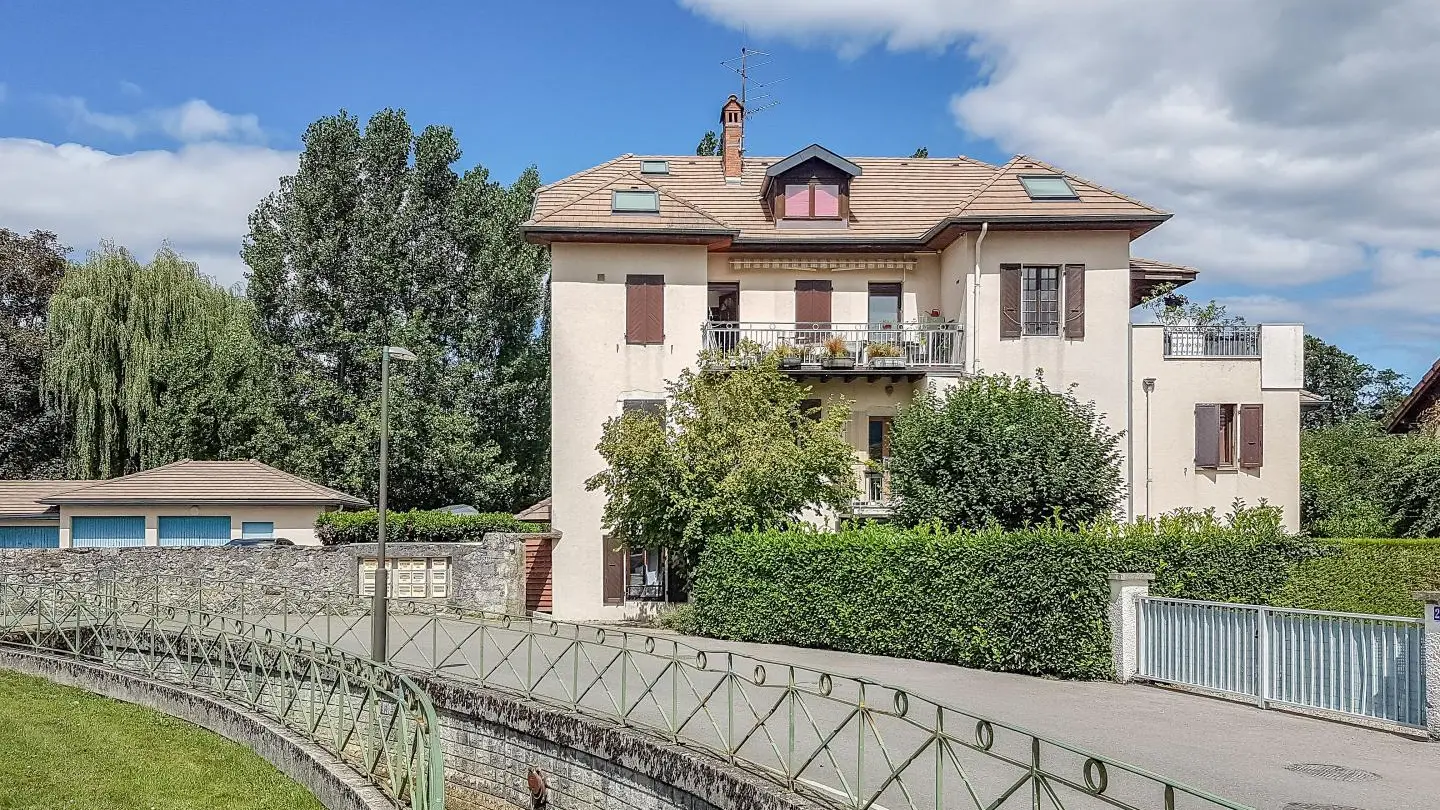 Copropriété située sur la petite route d'accès au lac d'Annecy (rives du lac à 900 mètres)