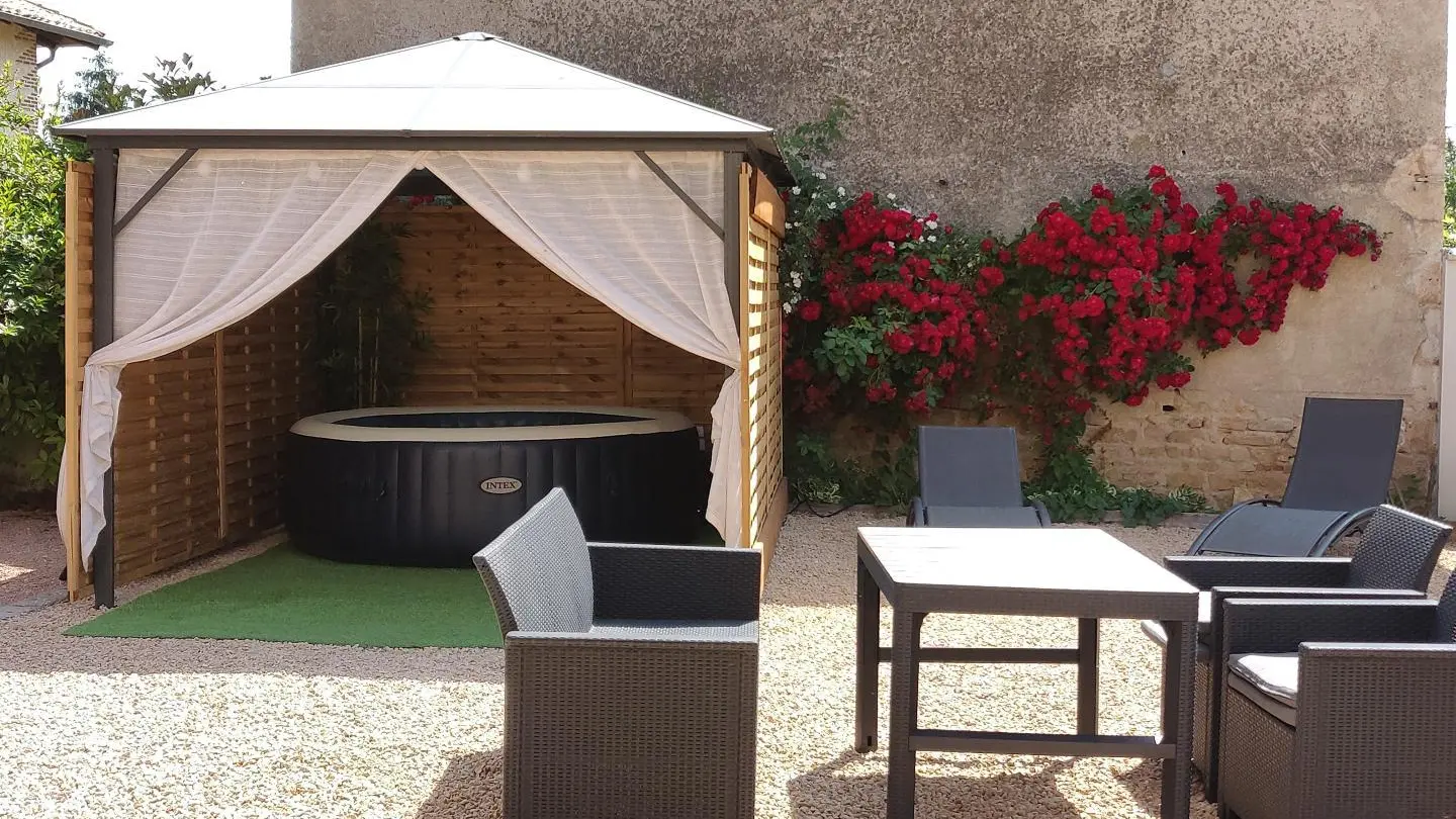 Cour fermée avec SPA et salon de jardin