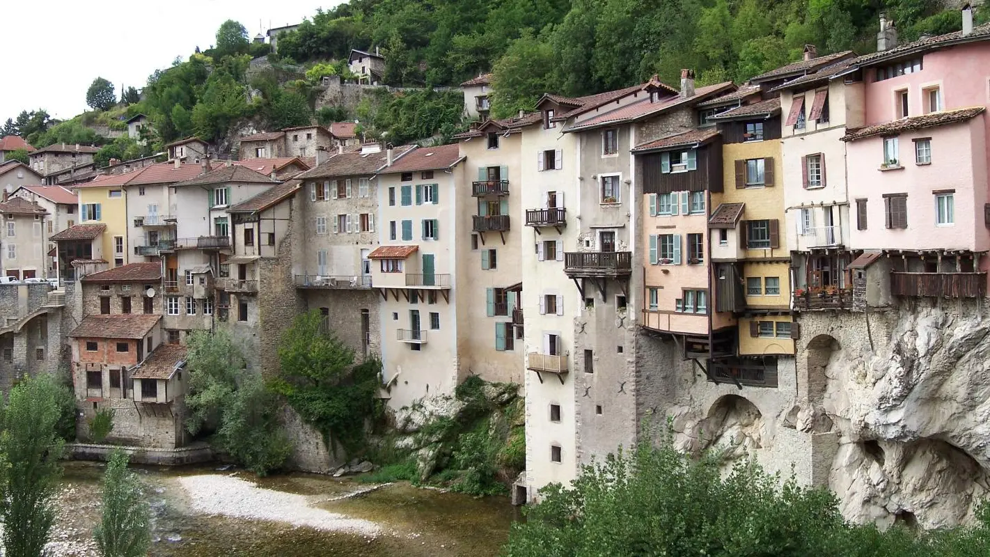 Maisons suspendues à Pont en royans