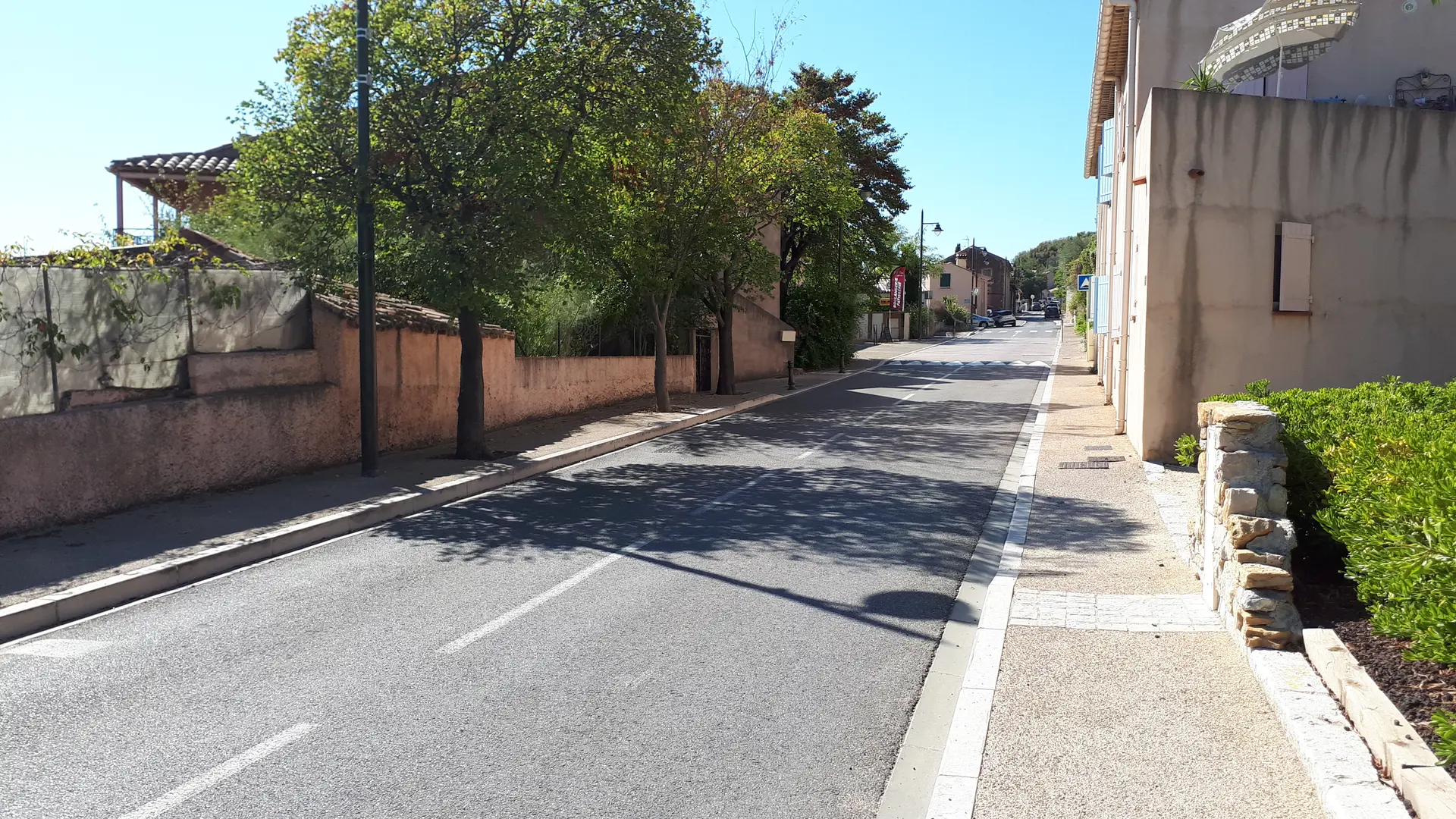 En montant au village