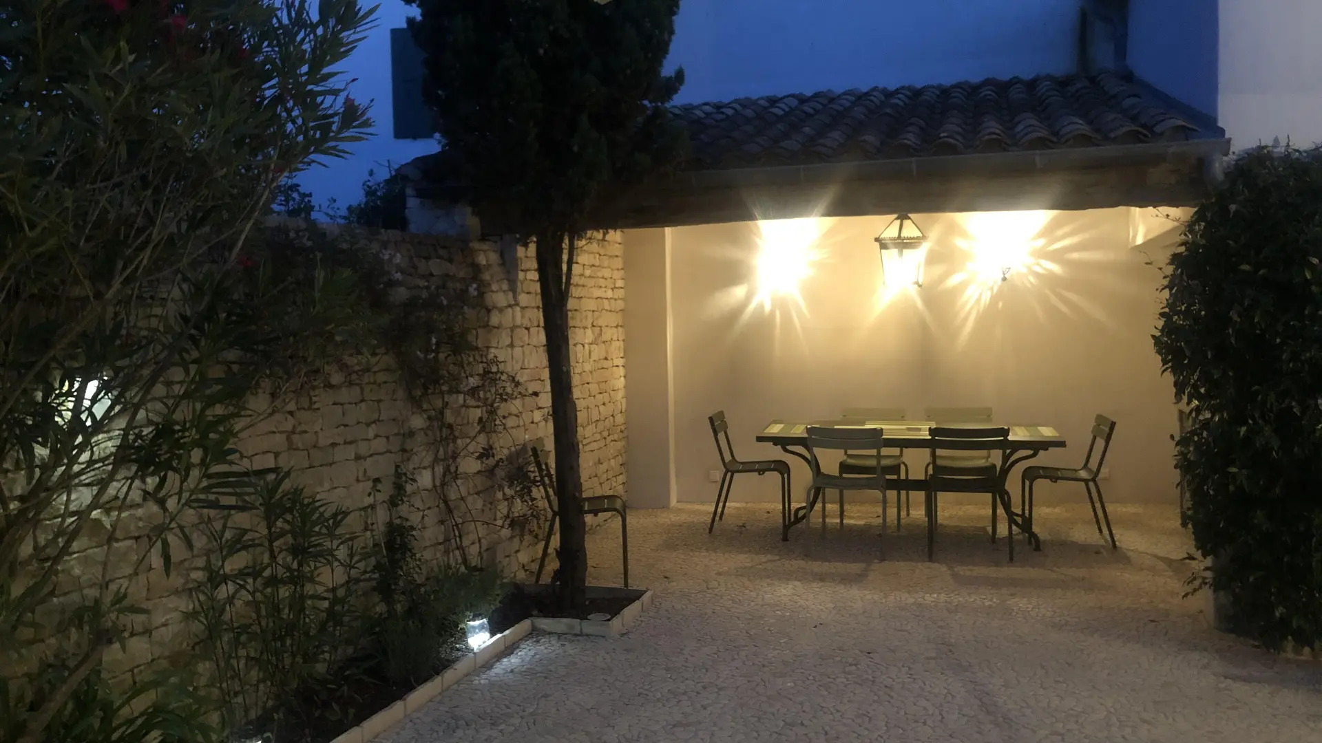 El toldo por la noche