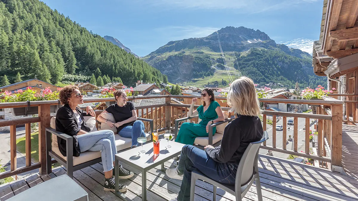 Terrasse été apéro entre amis - Victoria Lodge Friendly Hotel Val d'Isère