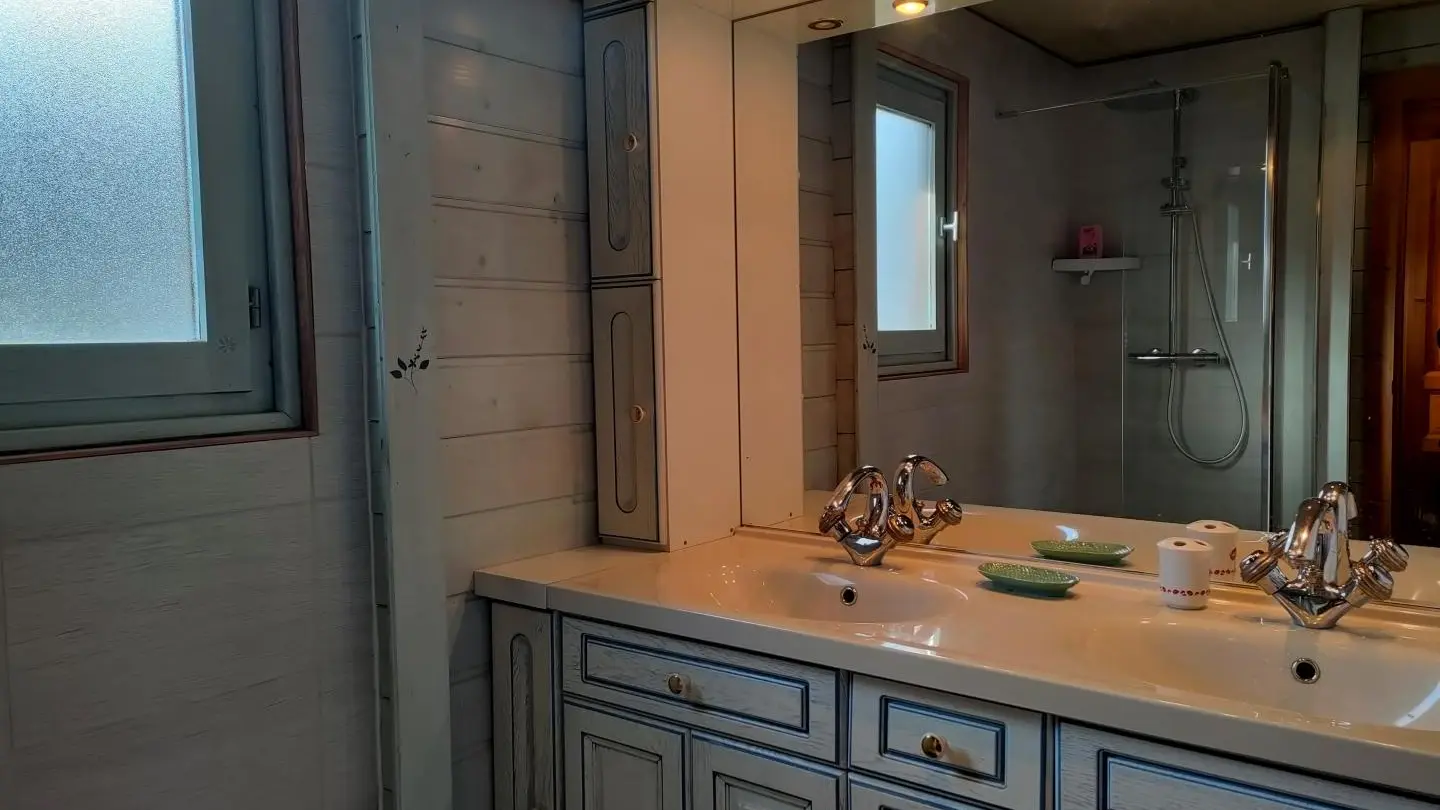 Salle d'eau : une douche.