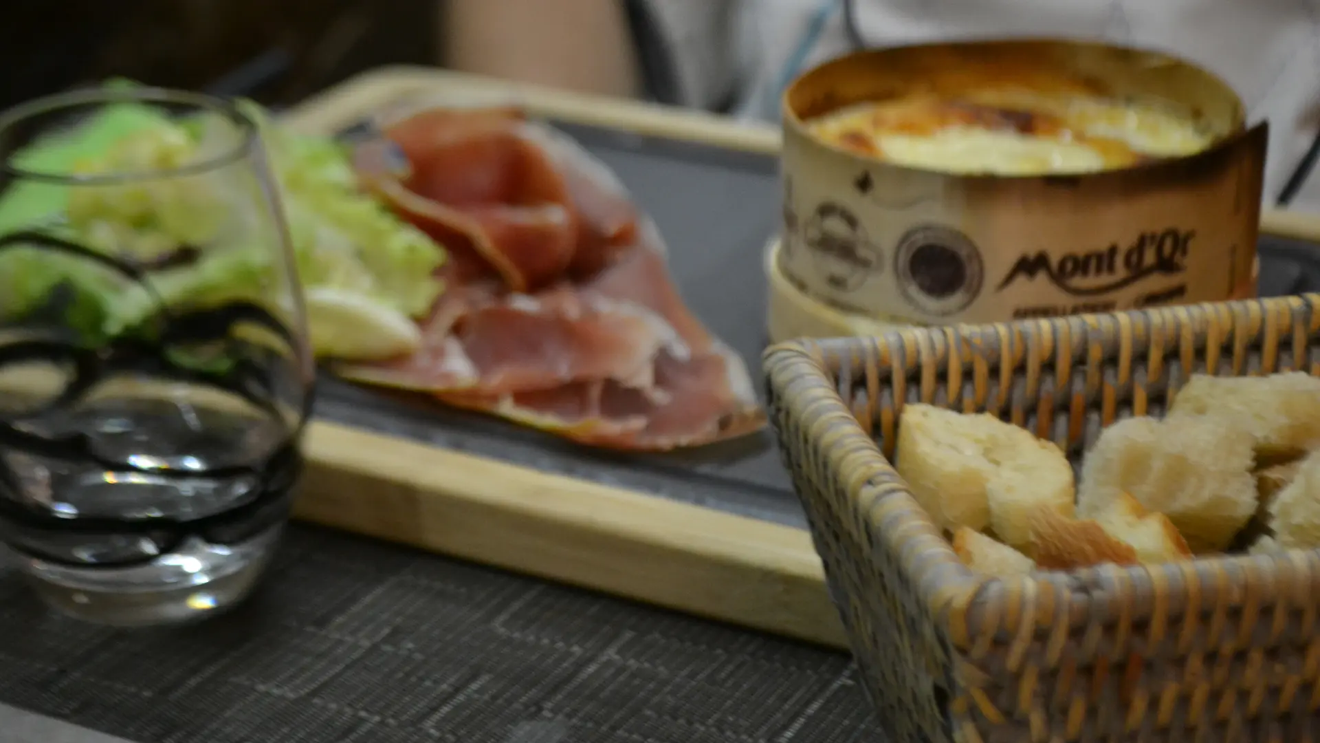 Boîte chaude (fromage et charcuterie)