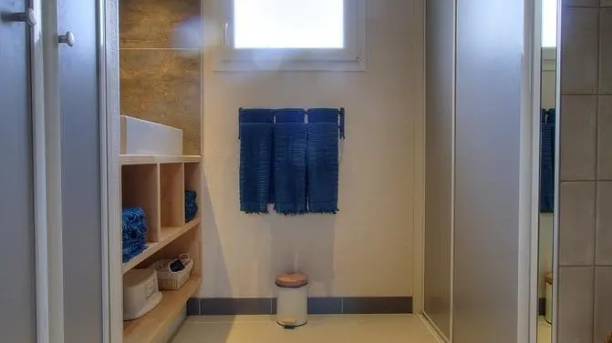Salle d'eau avec de grands rangements
