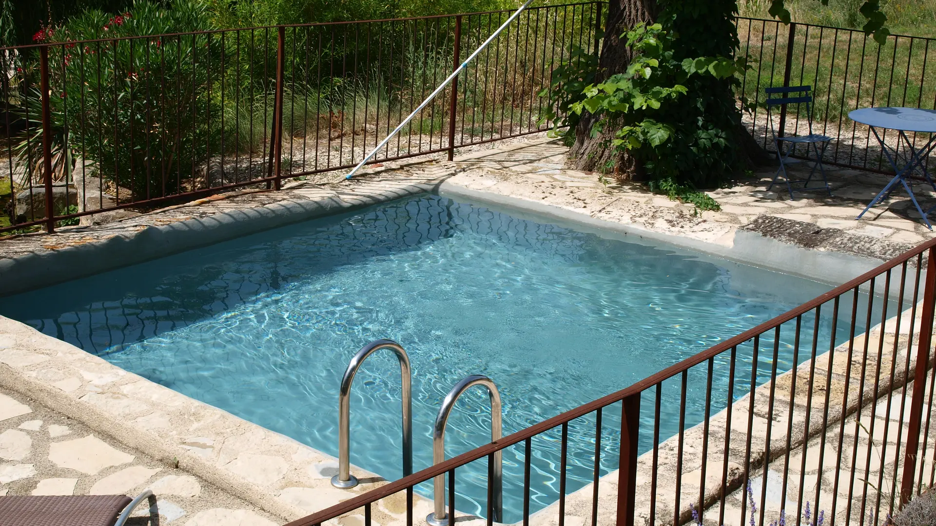 mme trouchet - chambre d'hote; luberon cote sud, ansouis