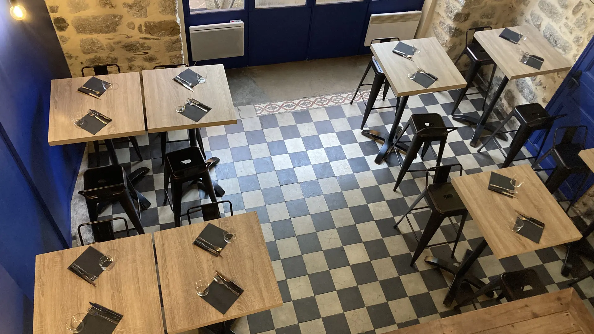 Sala de bar con mesas de bar