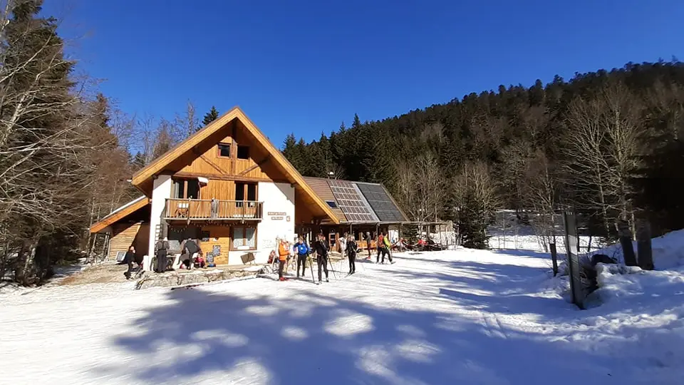 Vue de l'Auberge - refuge de Roybon en hiver