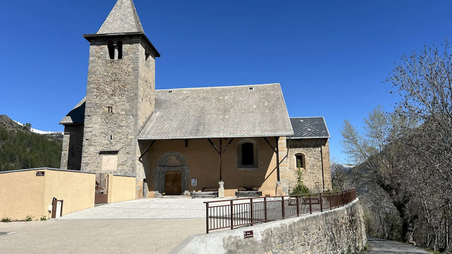 Église Saint Pierre à Champcella