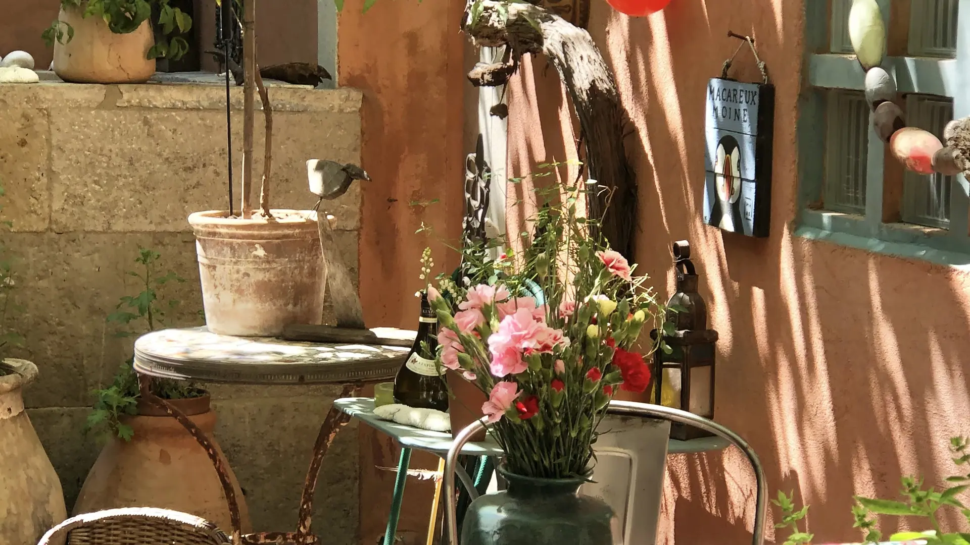 La Princesse au Petit Pois_L'Isle-sur-la-Sorgue cour extérieur poterie