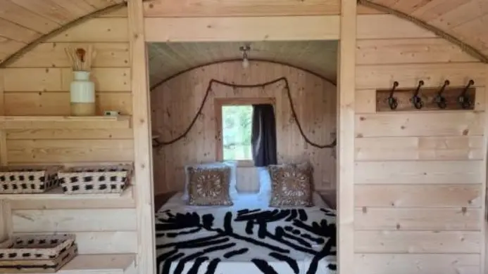 Coin nuit avec un lit double.