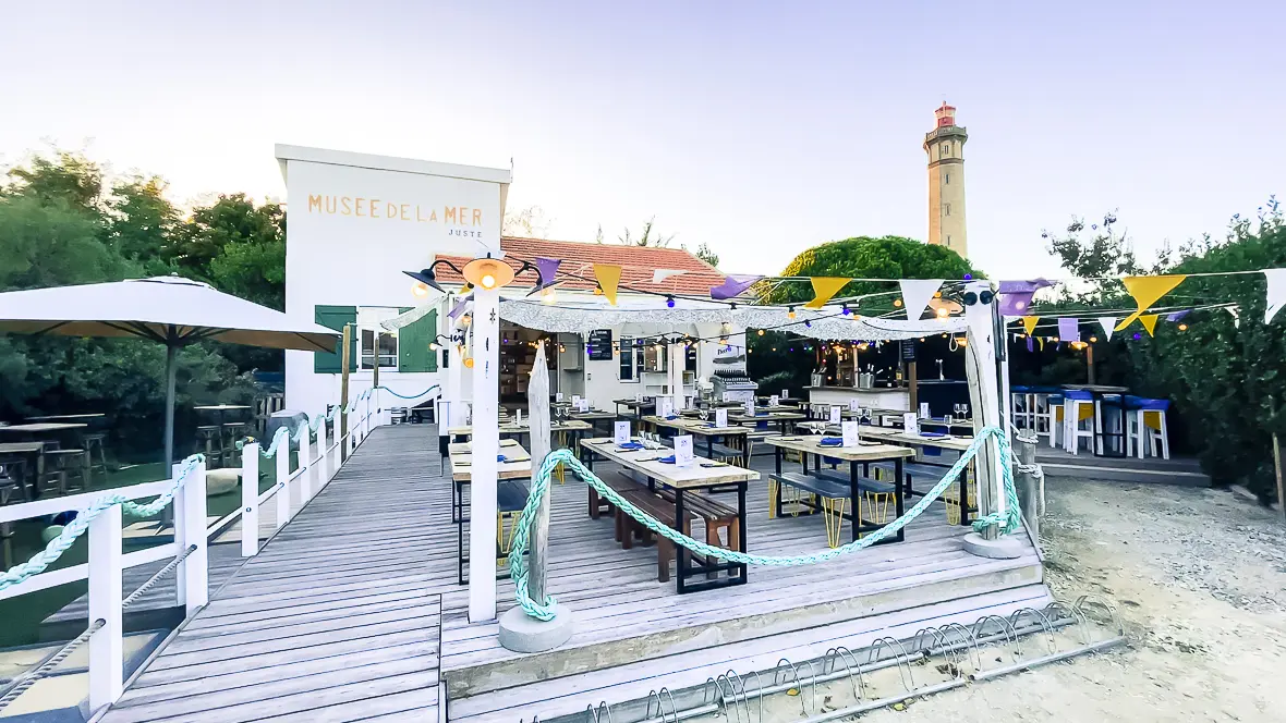 Face à la terrasse du restaurant Juste