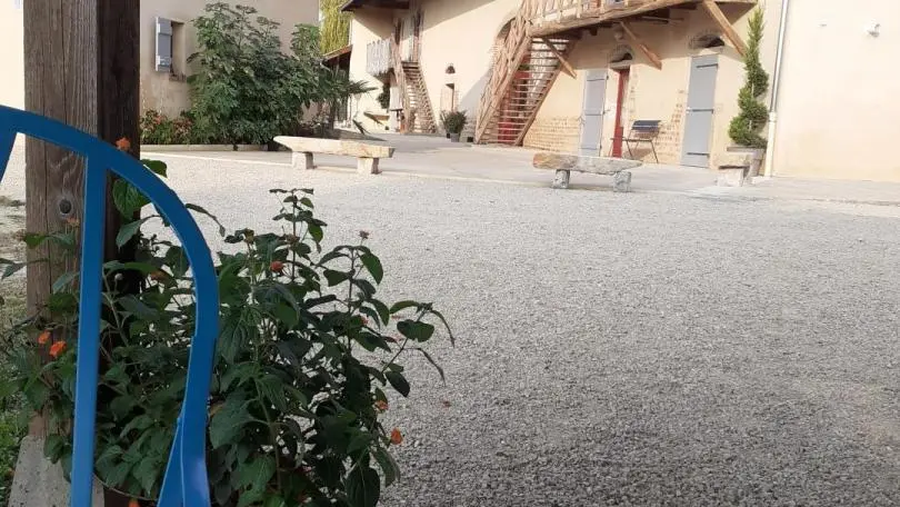 La salle de réception, vue de la piscine..
