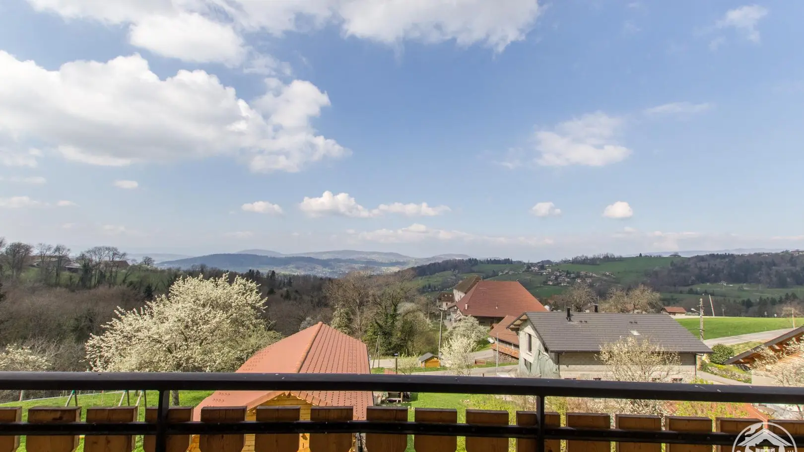 Vue du balcon et de la pièce de vie