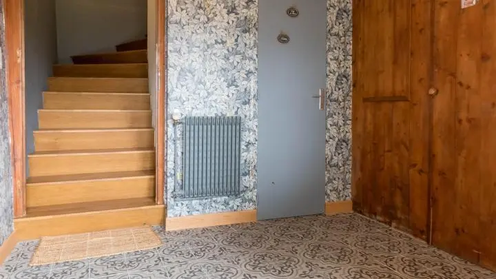 Sas d'entrée avec escalier vers le 1er étage, salle d'eau et accès cuisine