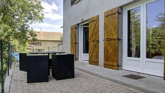 La terrasse privative au gîte se situe à l'arrière de la maison, et est accessible depuis les deux chambres.