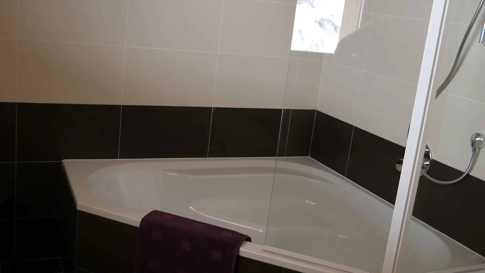 Salle de bai avec baignoire/Bathroom with a bath-Chalet Panorama-le Grand-Bornand