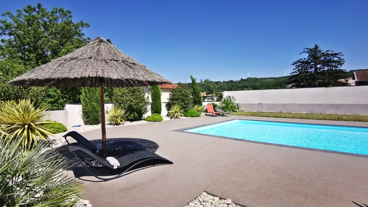 piscine avec plongeoir (dimension 13x6m, profondeur max 2.6m, sécurisée par une alarme, ouverte de mai à septembre