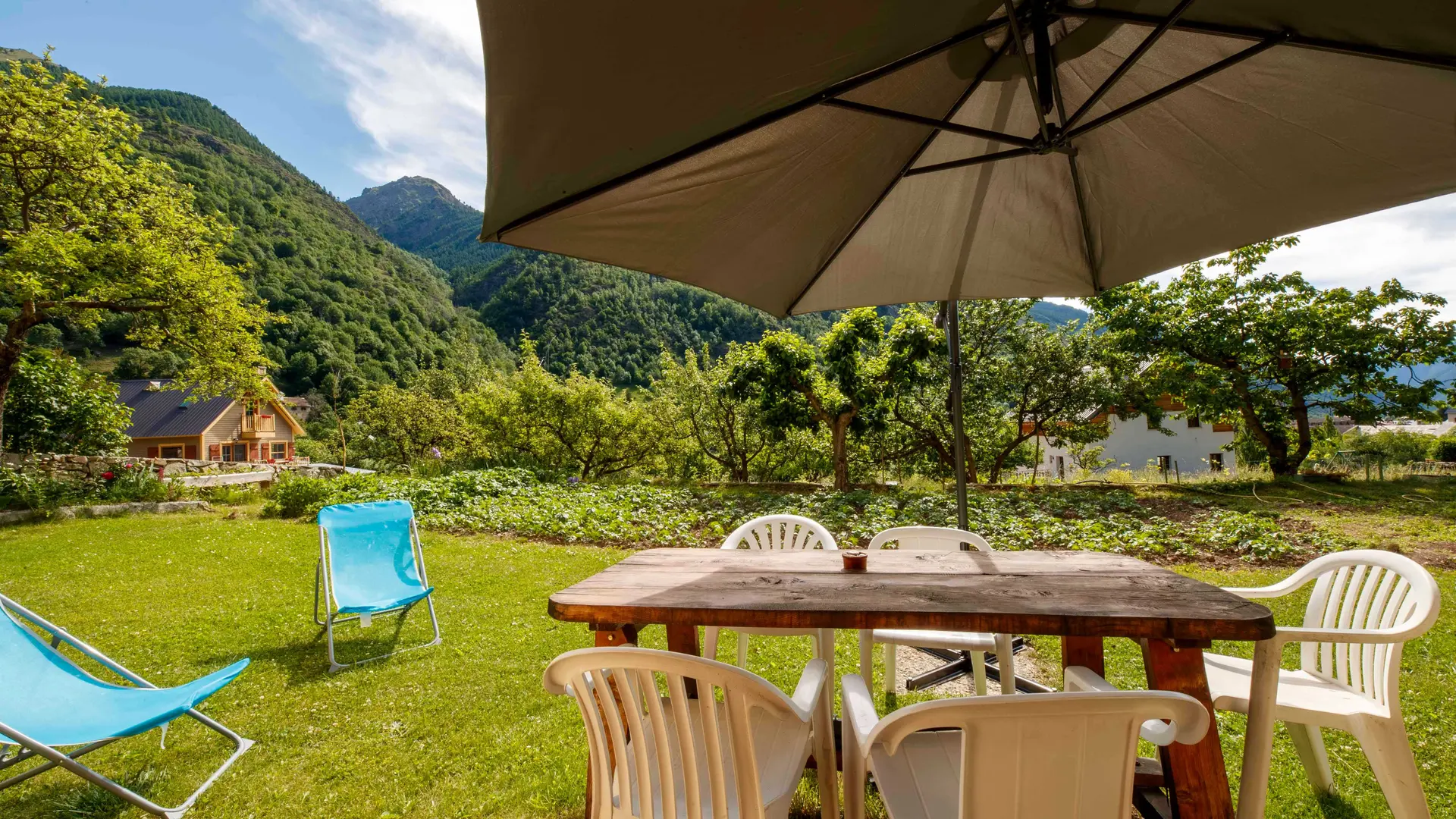 Gîte Les Jasmins-Coin repas extérieur-Saint-Étienne-de-Tinée-Gîtes de France des Alpes-Maritimes