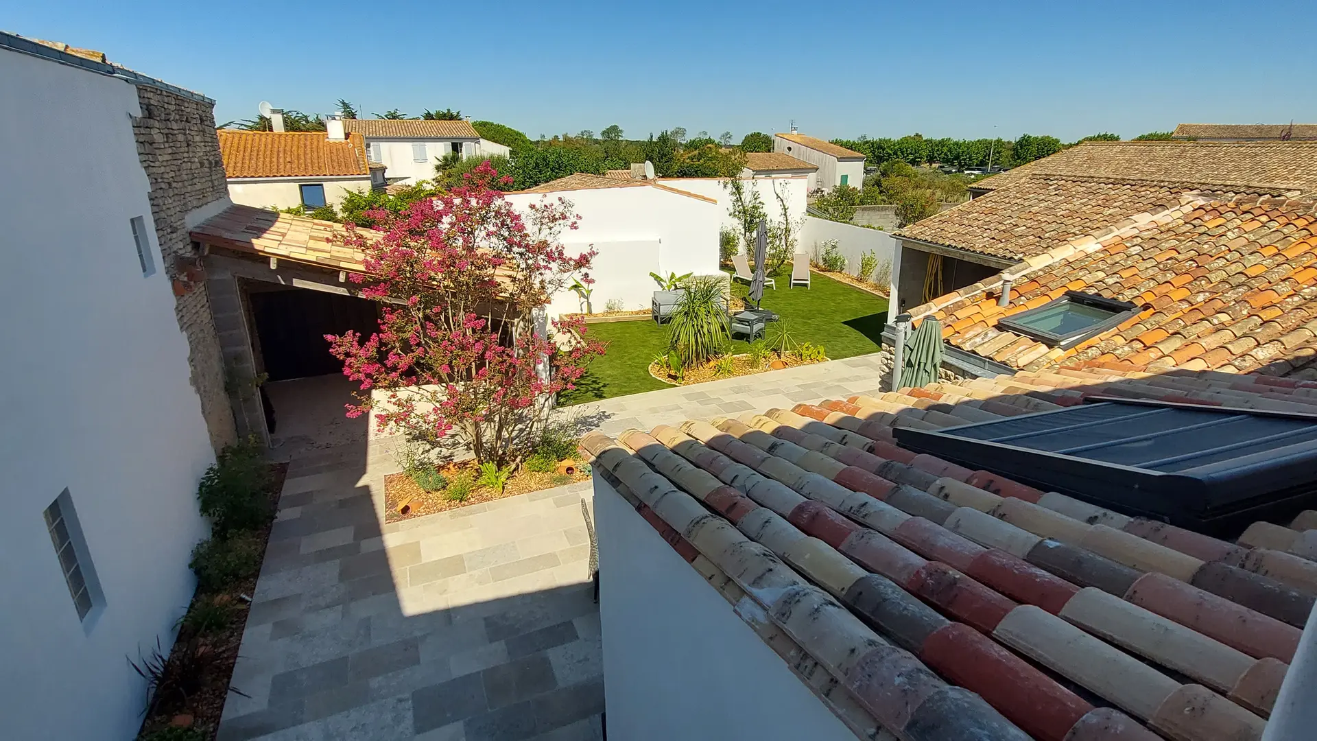 Vue extérieur, toits, jardin, terrasse