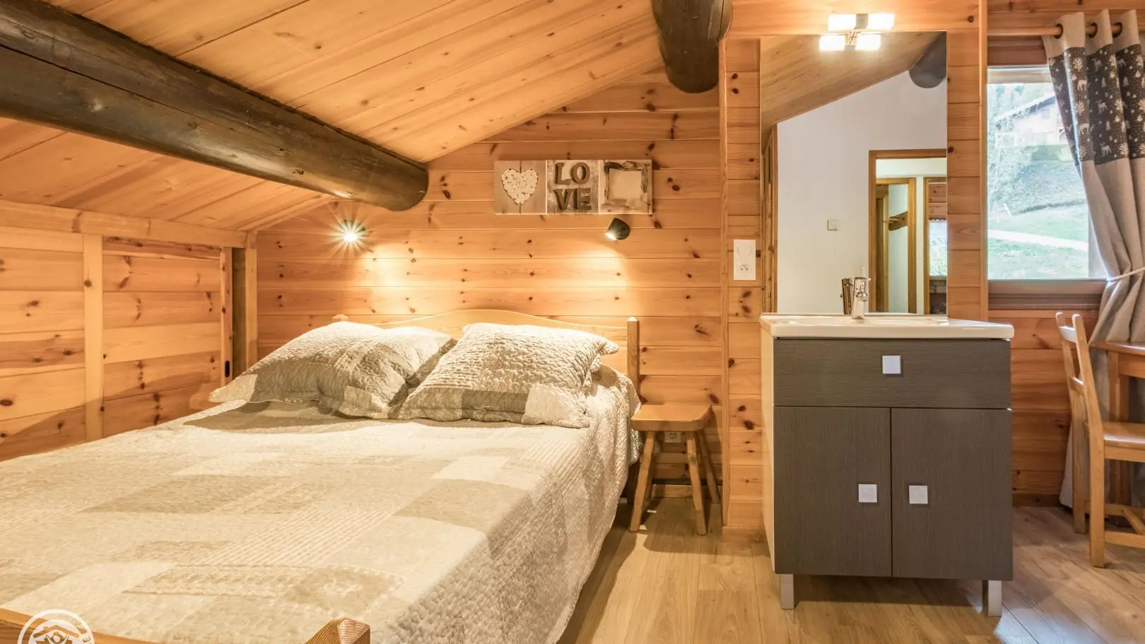 Chambre 2 : 1 lit 140 et 1 lit 90 vasque sur meuble