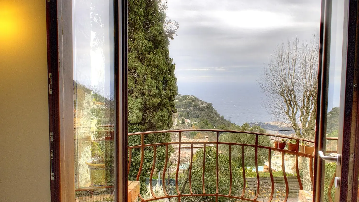 La maïoun de Jan - Vue mer de l'espace bureau - Gîtes de France Alpes-Maritimes