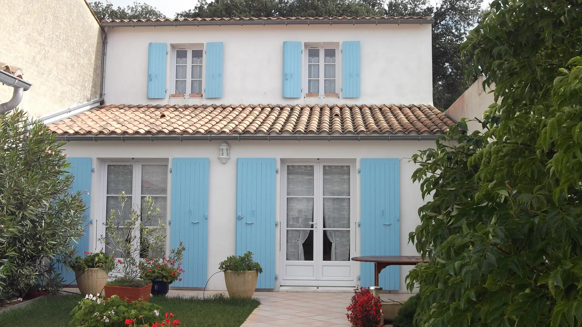 devanture de la maison depuis le jardin