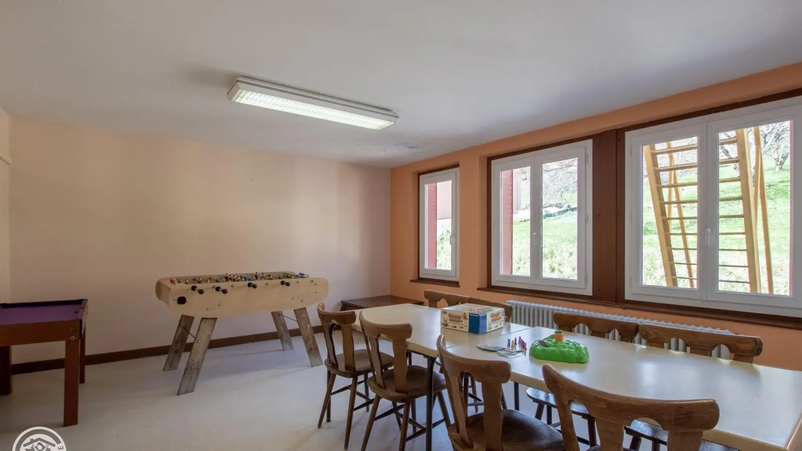 Coin jeux dans la salle détente.