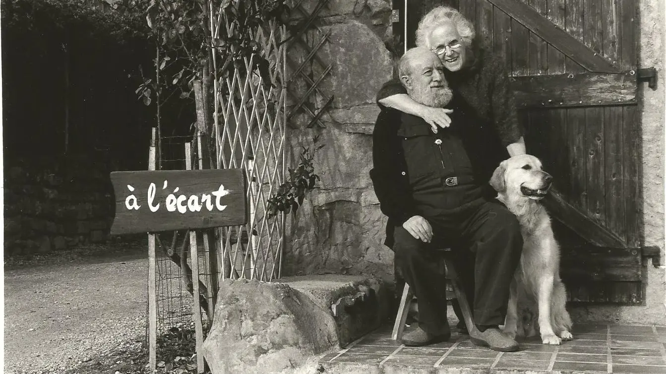 Marie-Jo et Michel Butor devant leur maison