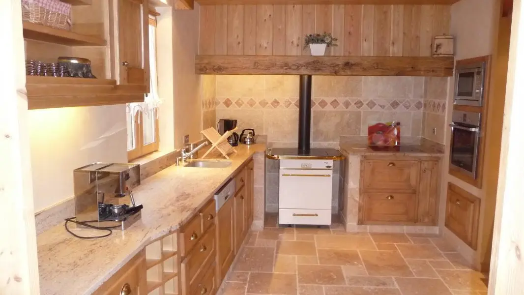 Cuisine ouverte sur salle à manger et séjour