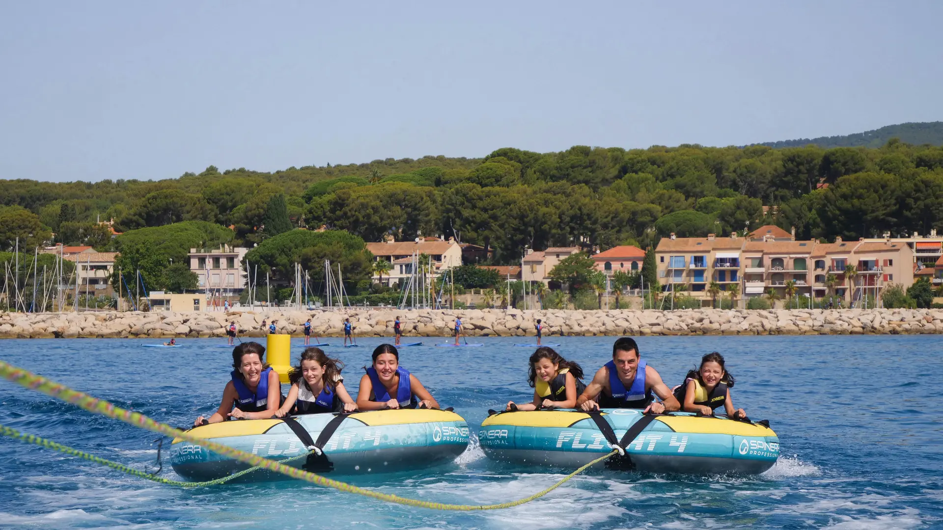 Bouée tractée disque dans la baie