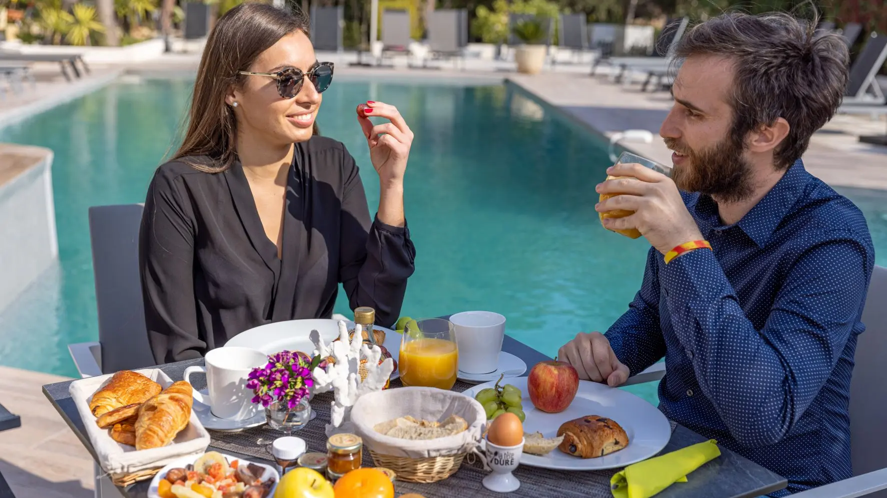 Petit déjeuner au bord de la piscine