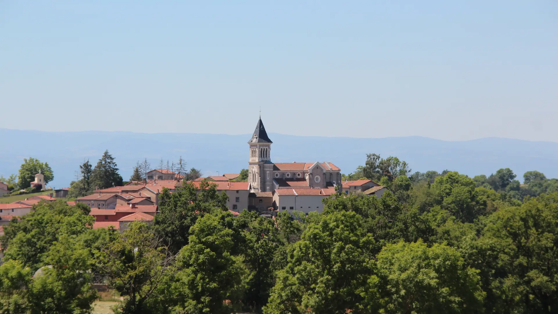 Vue sur le village de Virigneux