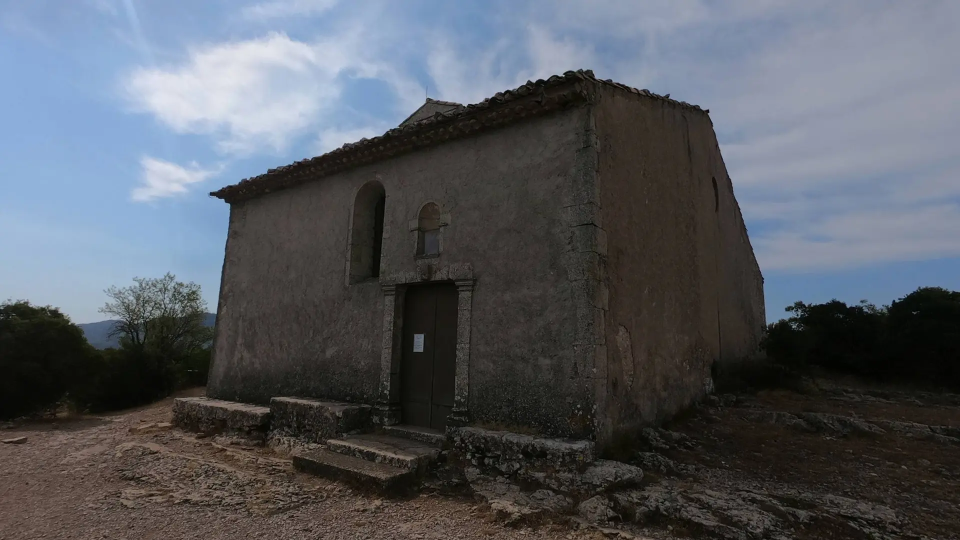 Vue sur l'entrée de Chapelle Saint-Probace, façade côté sud