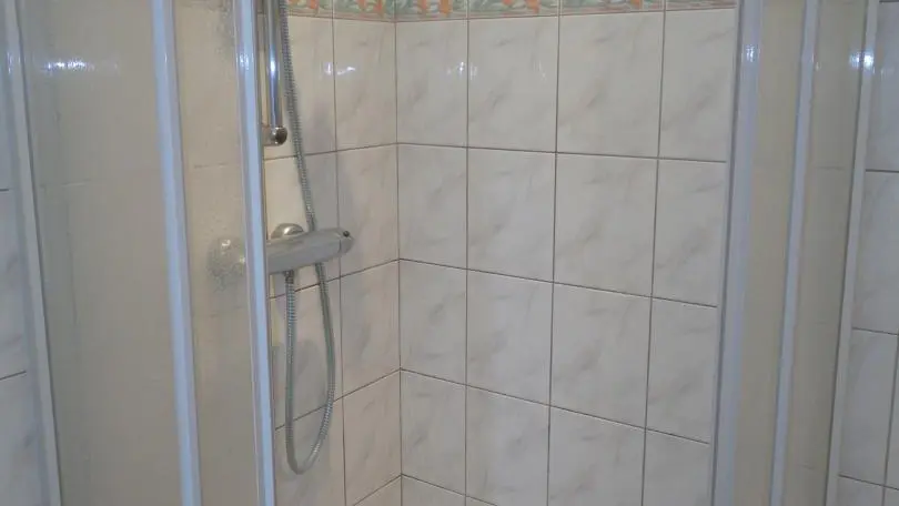Salle d'eau avec douche et WC.