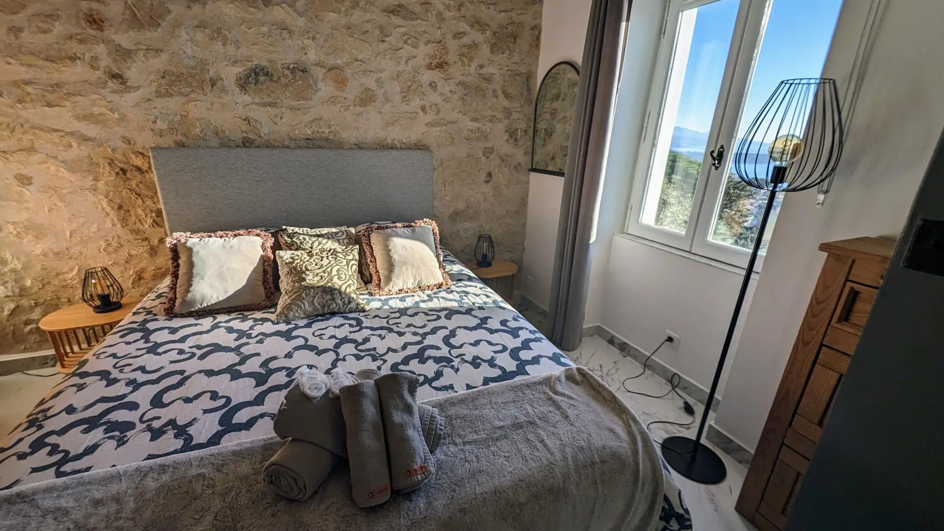 Gîte L'Amandier-Chambre-Beausoleil-Gîtes de France des Alpes-Maritimes