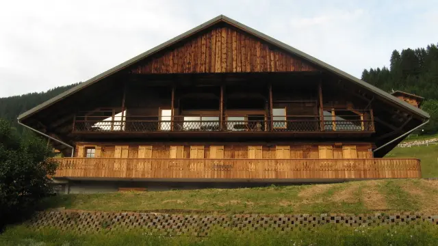 Façade du chalet l'été
