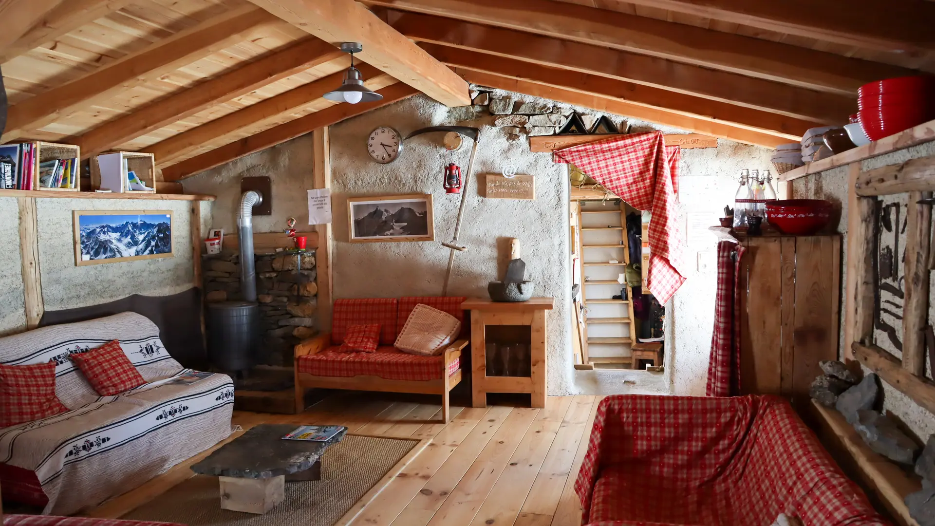 Intérieur du refuge de Chamoissière