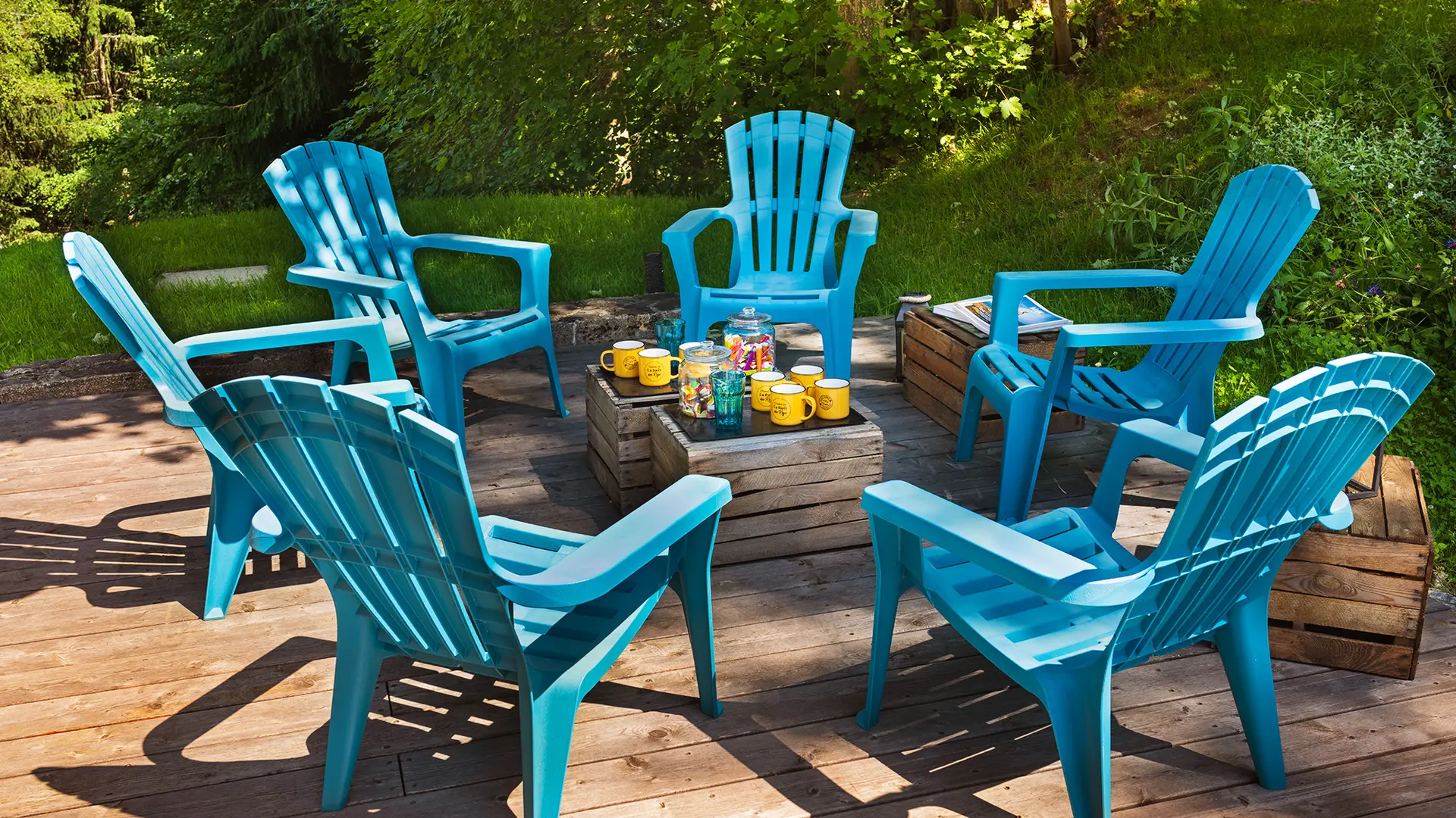 Petite pause sur la terrasse en bois