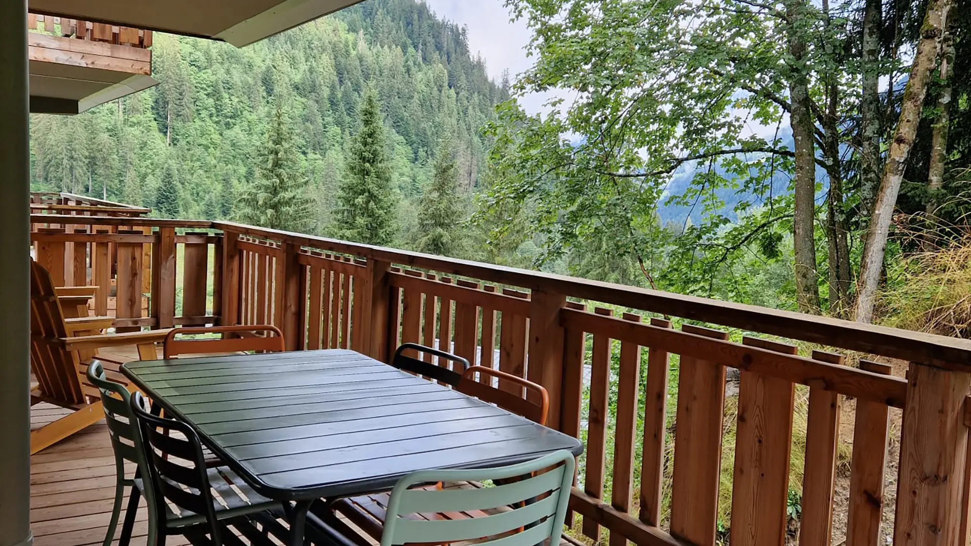 Table et chaises pour prendre ses repas en terrasse